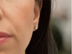 Класически златни обеци с блестящ циркон